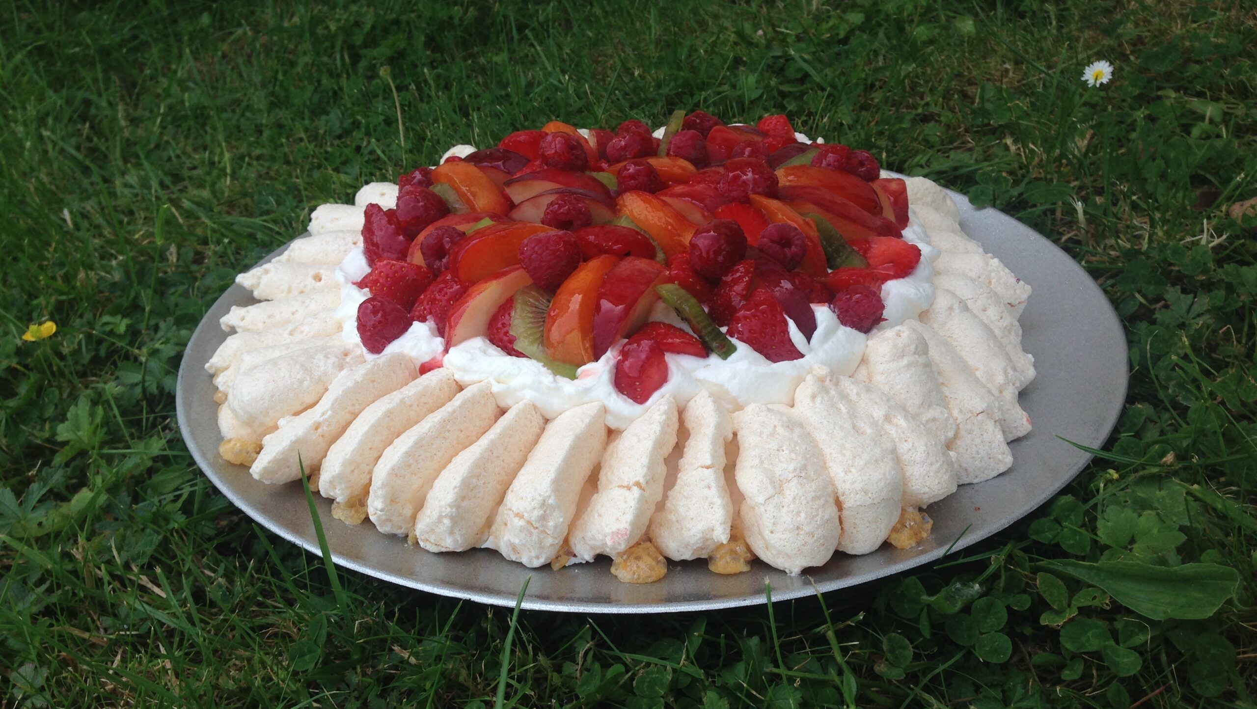 pavlova gateau meringue et creme chantilly, dessert léger aux fruits