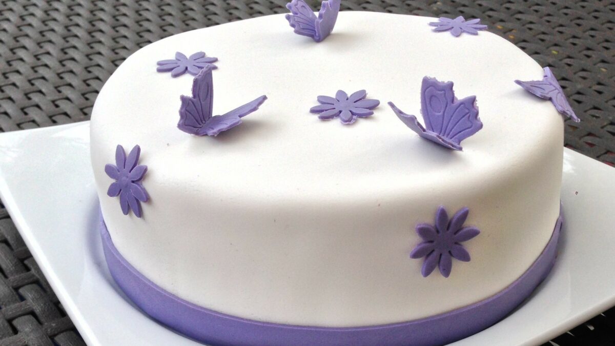 Gâteau simple en pâte à sucre, vanille et curd framboise | Les