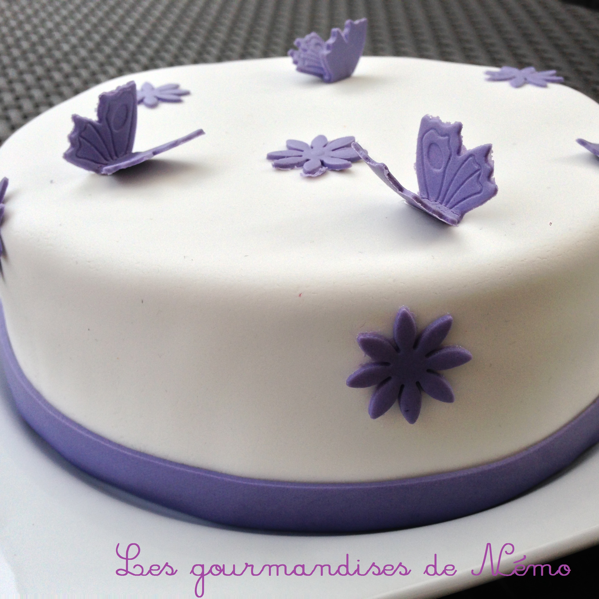 Gâteau simple en pâte à sucre, vanille et curd framboise – Les Gourmandises  de Némo