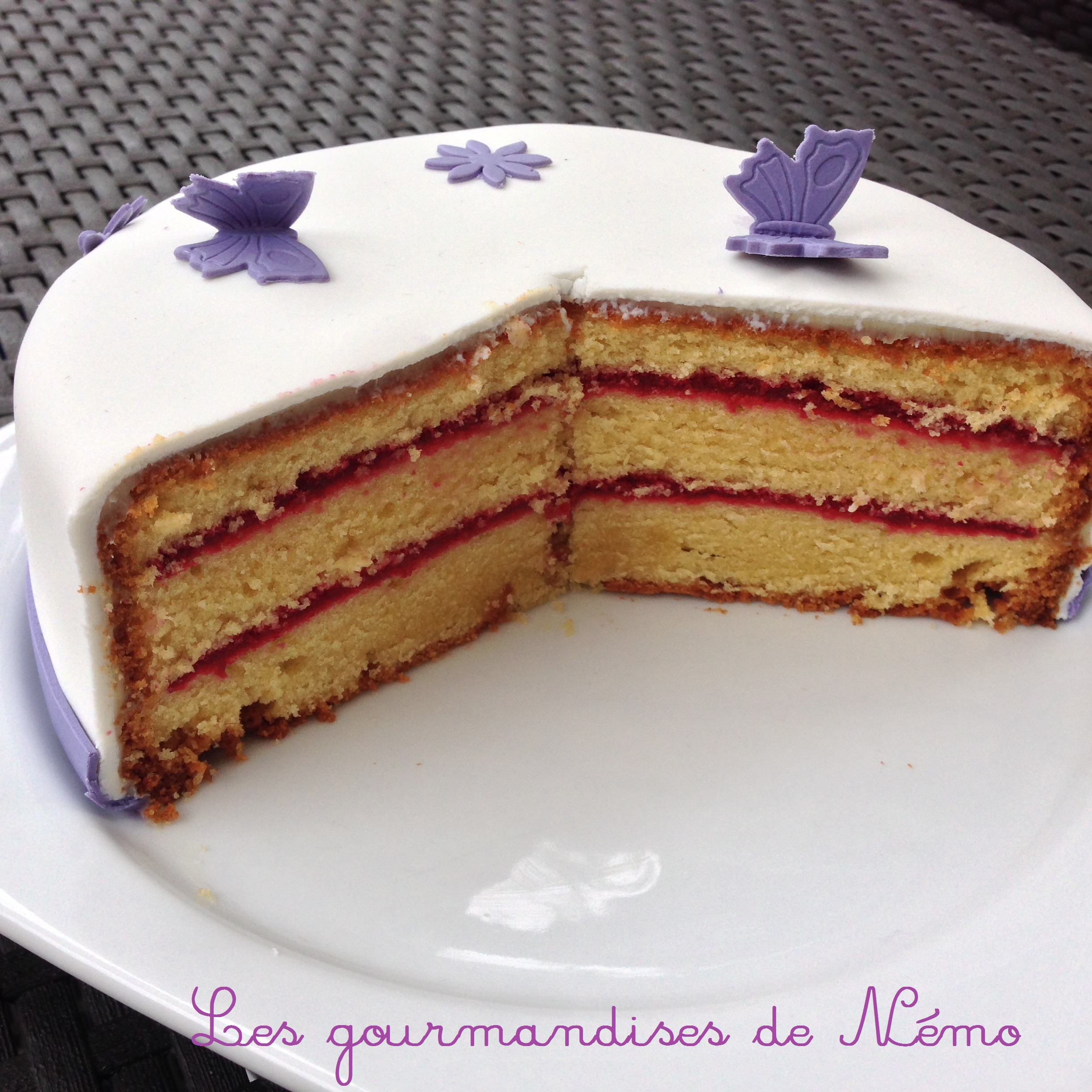 Gâteau simple en pâte à sucre, vanille et curd framboise – Les