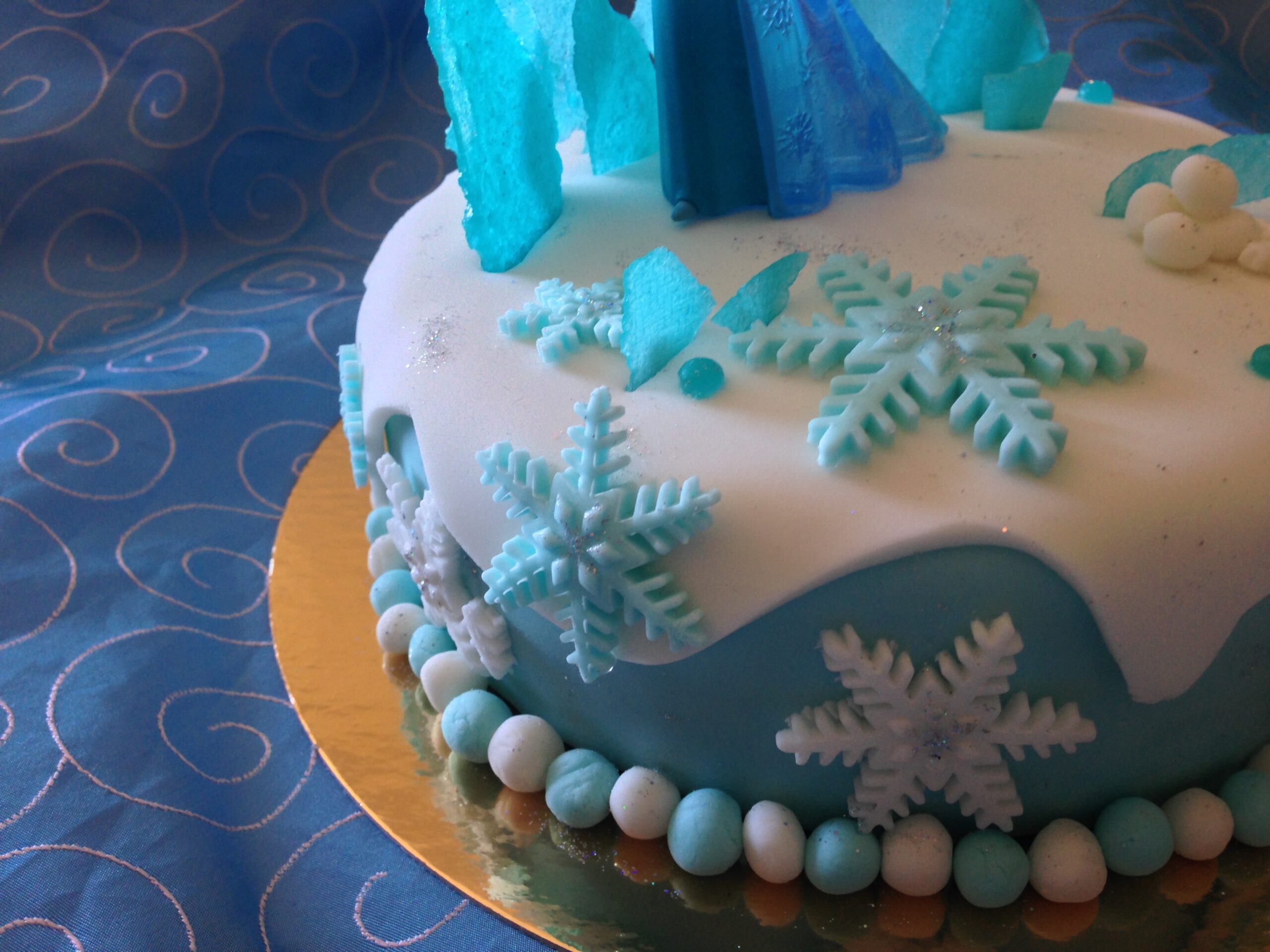 Gateaux Reine Des Neiges Et Leurs Cristaux Les Gourmandises De Nemo