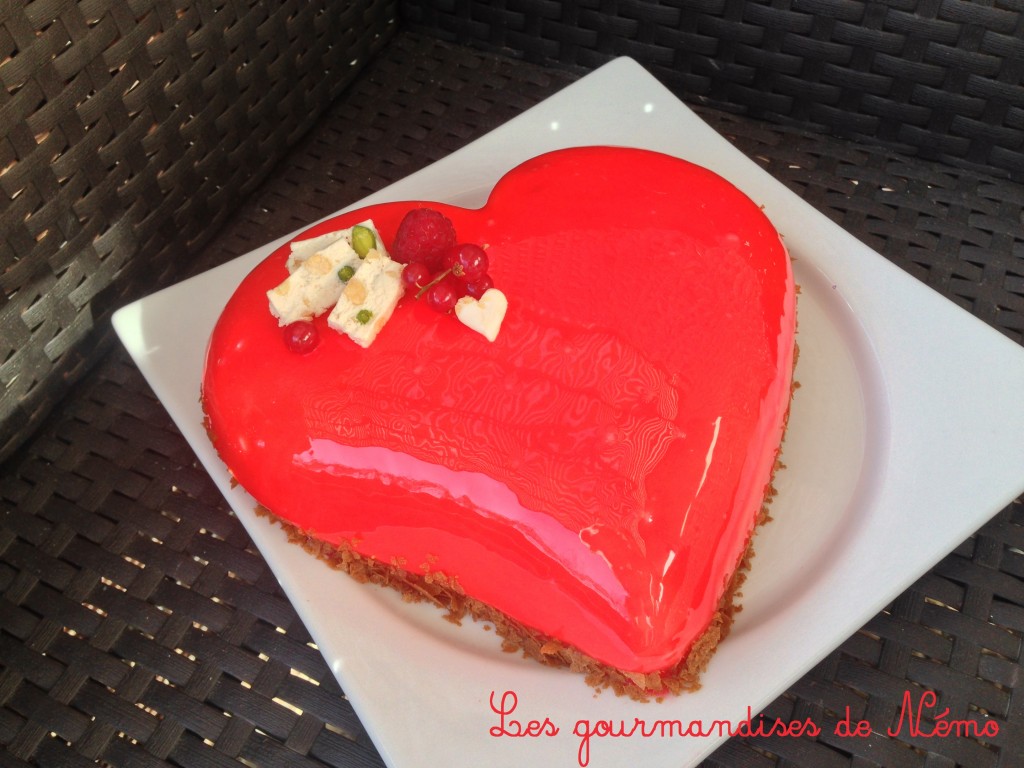 entremet coeur saint valentin, entremet framboise et nougat, glaçage miroir rose, glaçage miroir rouge, moule coeur saint valentin, recette de desserts en coeur saint valentin