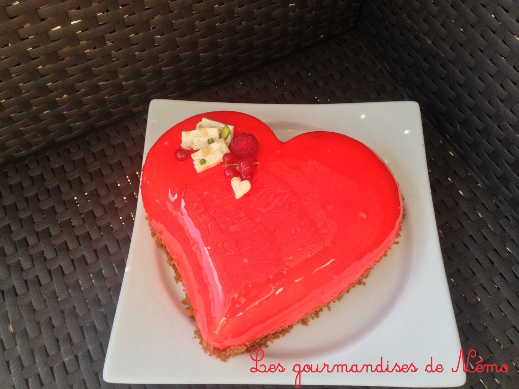 entremet coeur saint valentin, entremet framboise et nougat, glaçage miroir rose, glaçage miroir rouge, moule coeur saint valentin, recette de desserts en coeur saint valentin
