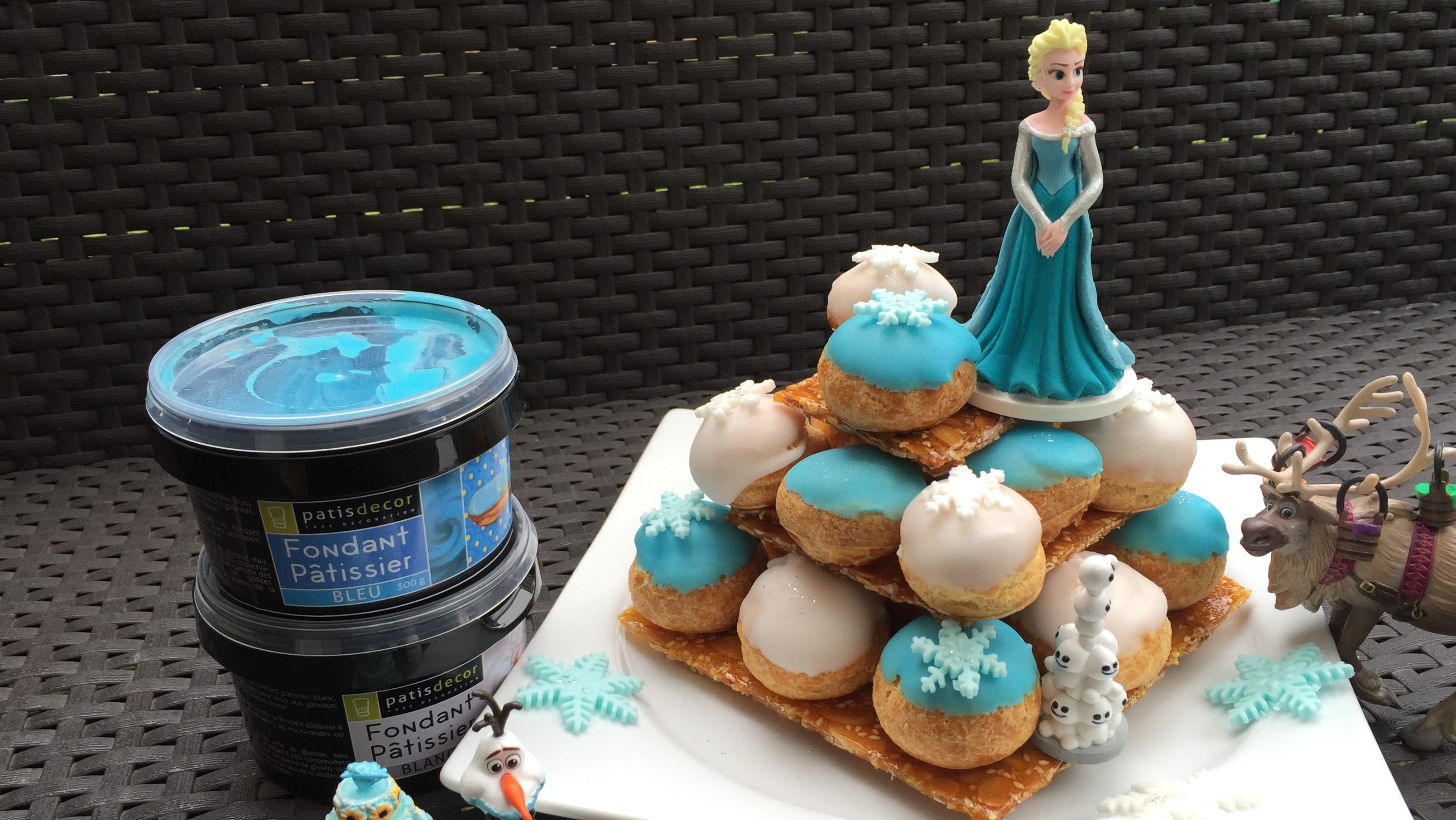 Petite Piece Montee Reine Des Neige Choux Bleus Et Blancs Les Gourmandises De Nemo