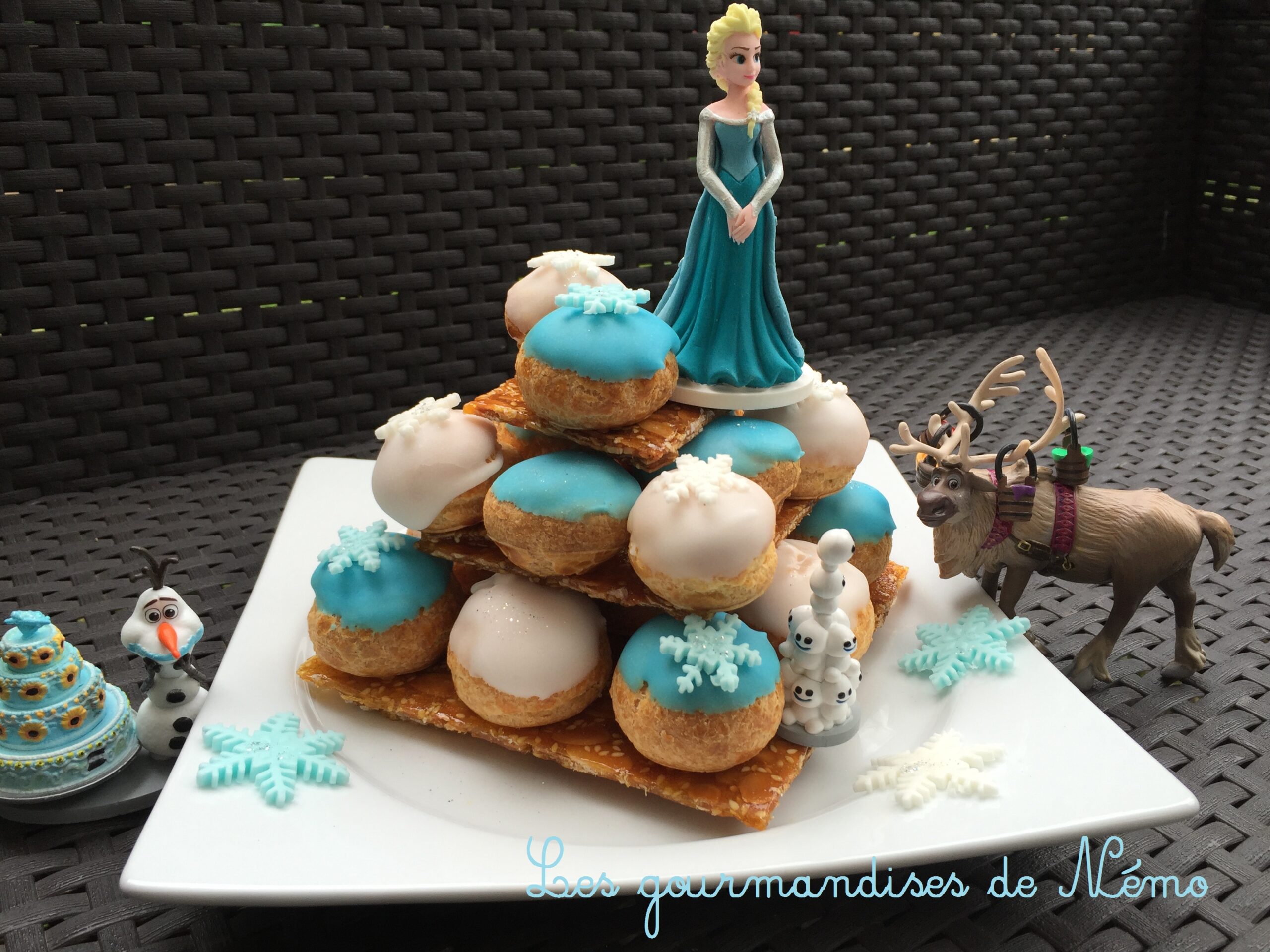 Petite Piece Montee Reine Des Neige Choux Bleus Et Blancs Les Gourmandises De Nemo