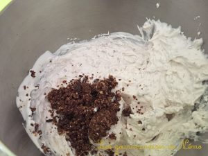 bûche ferrero rocher, recettes de buches de noel, recettes de buche facile, recettes de buches rapides, recettes rapides de desserts de noel, recettes avec des ferrero rochers, recettes de buche au chocolat, recette de buche legere, recette de buches avec mousse