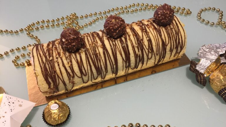 bûche ferrero rocher, recettes de buches de noel, recettes de buche facile, recettes de buches rapides, recettes rapides de desserts de noel, recettes avec des ferrero rochers, recettes de buche au chocolat, recette de buche legere, recette de buches avec mousse
