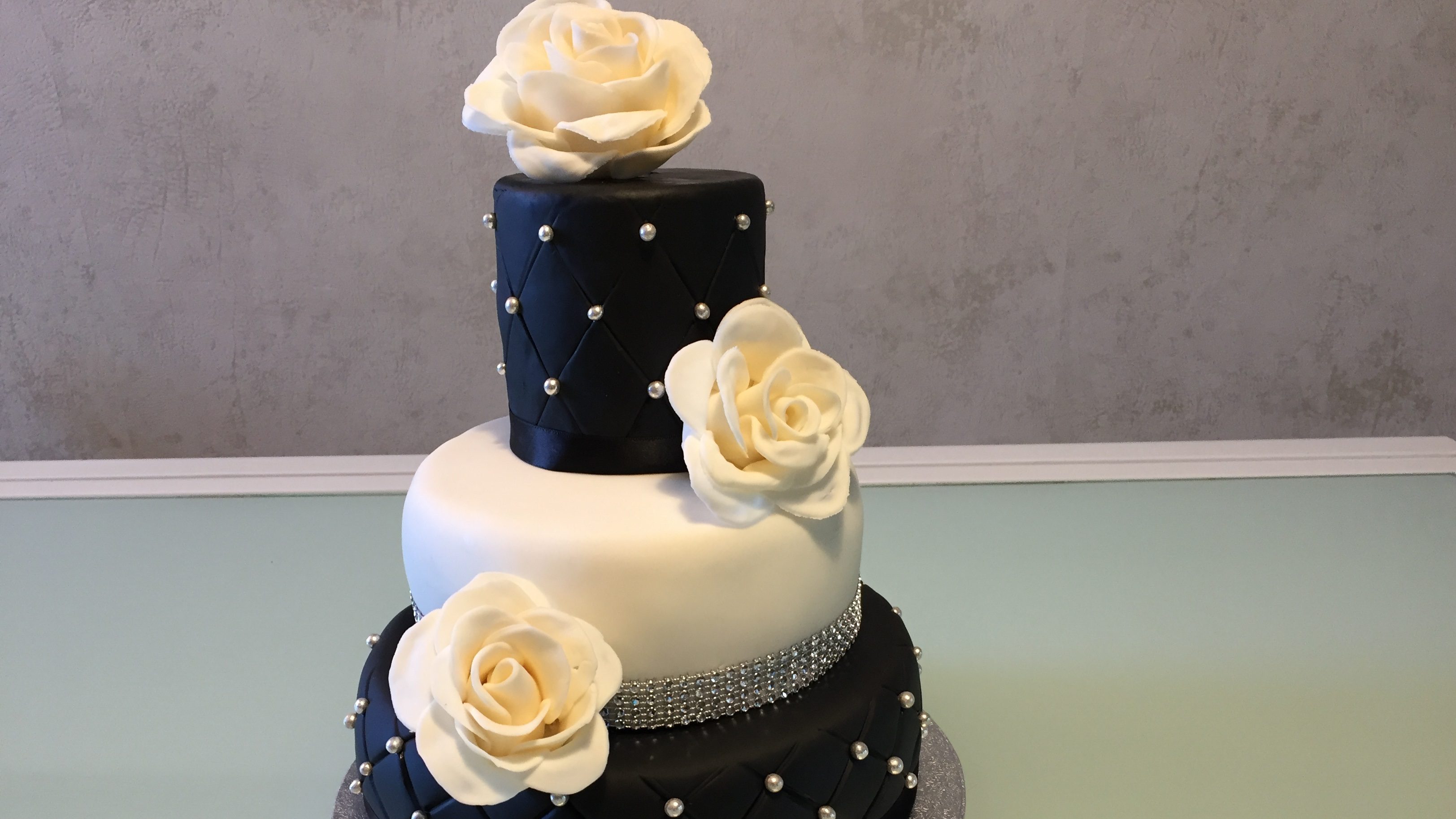 Gateau A Etages Noir Blanc Et Strass Ganache Kinder Et Curd Framboise Les Gourmandises De Nemo Gateau A Etages Noir Blanc Et Strass Ganache Kinder Et Curd Framboise Les Gourmandises De Nemo