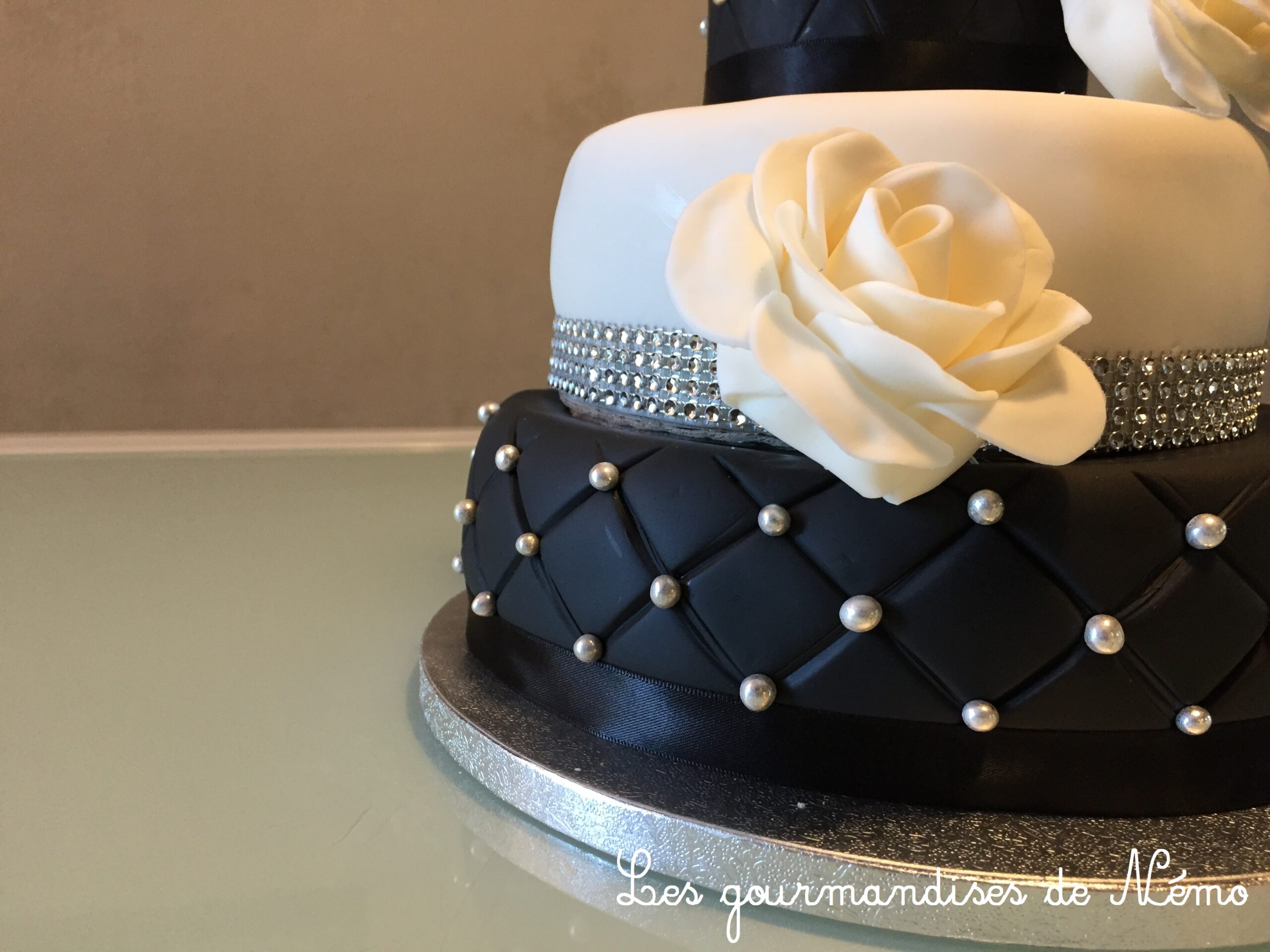 Gateau A Etages Noir Blanc Et Strass Ganache Kinder Et Curd