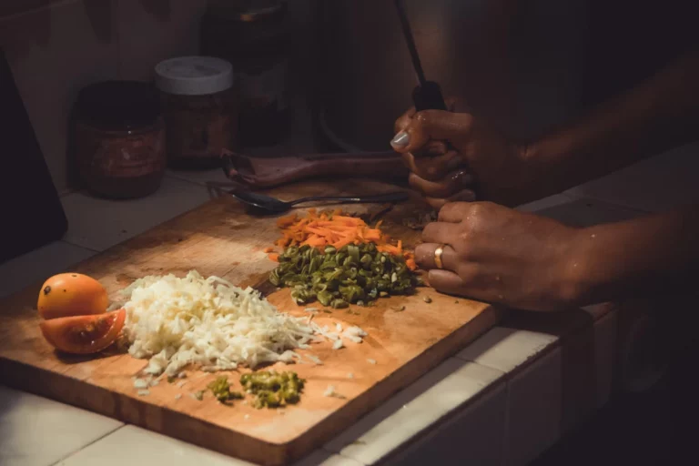 Découpe de légumes au couteau