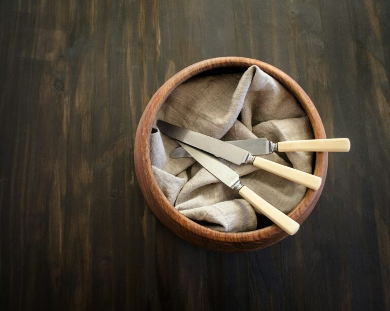 Couteaux de table : comment les choisir et les garder coupants Couteaux de table